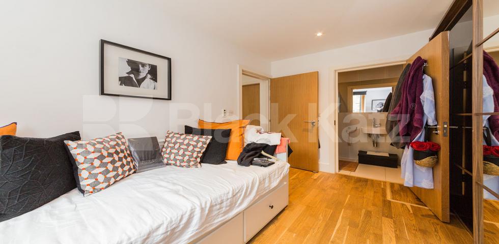 			LET BY!, 2 Bedroom, 1 bath, 1 reception House			 Camden Mews, CAMDEN